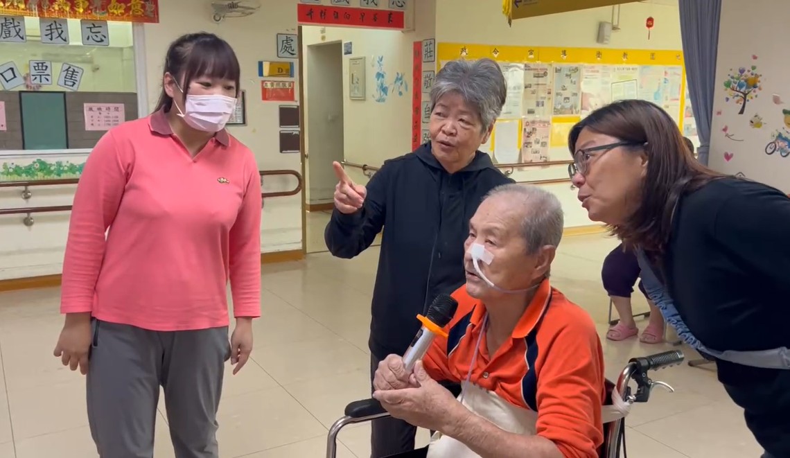 圖4:忘我堂住民長輩沈浸在音樂旋律中。