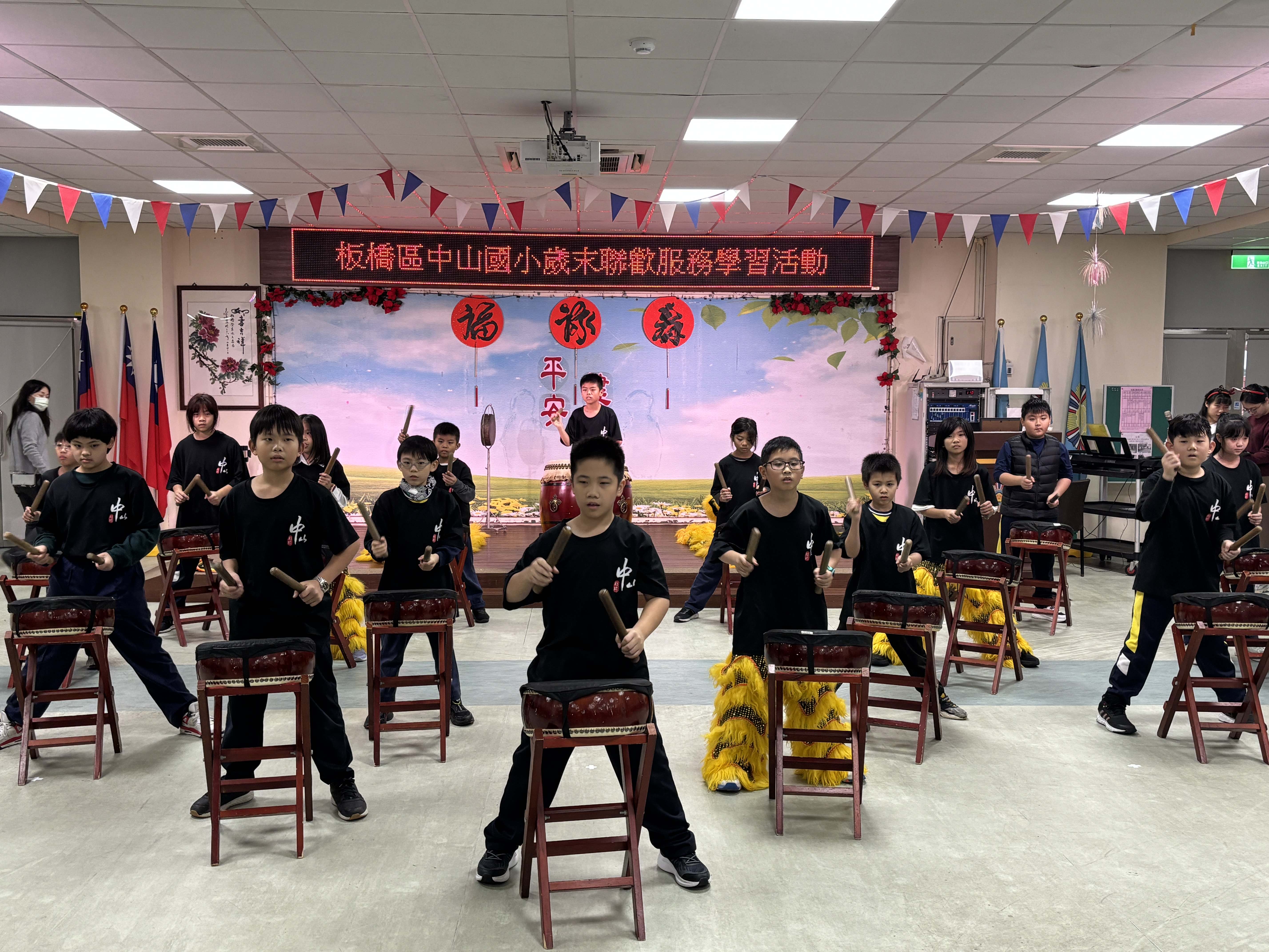 跨世代溫馨共融！板橋中山國小歲末傳愛 150位師生熱力演出暖翻板橋榮家長輩