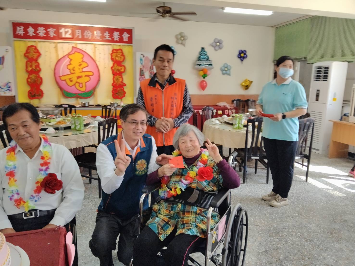 圖1家主任李秦強(圖中)致贈壽星曾阿姨生日禮金。