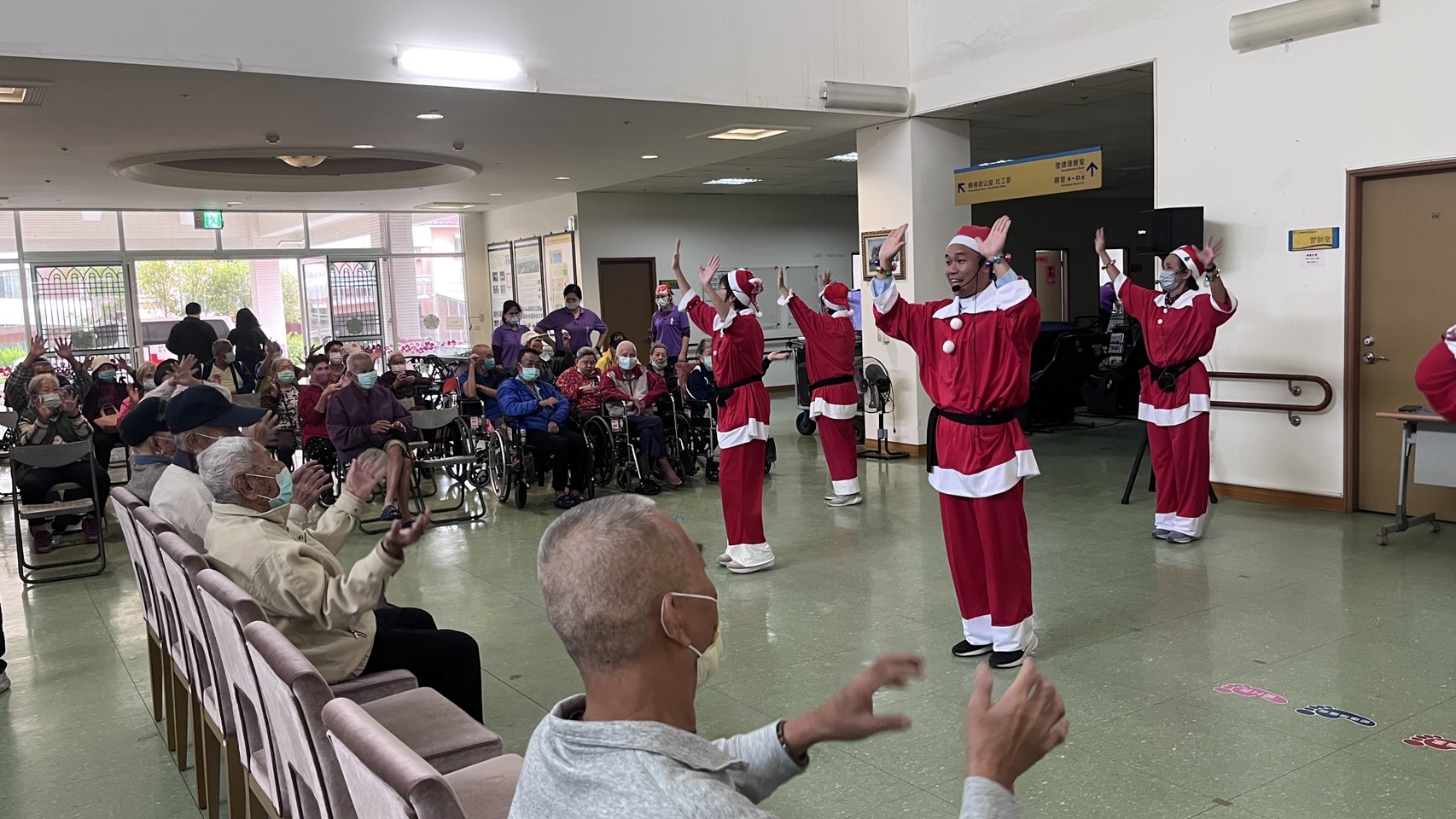 圖2:志工們帶動唱與長輩互動