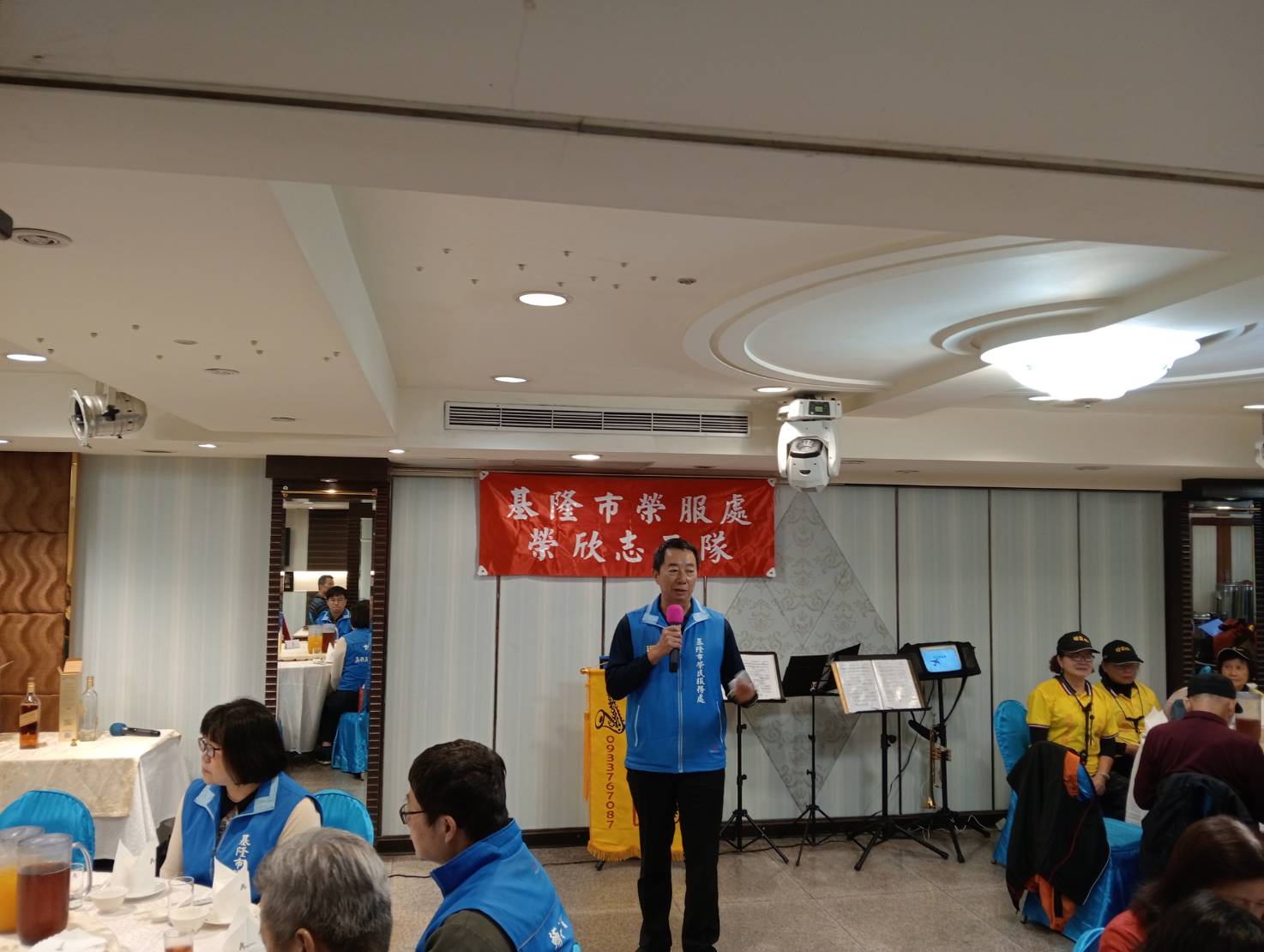 方正處長 (中)對榮欣志工致詞