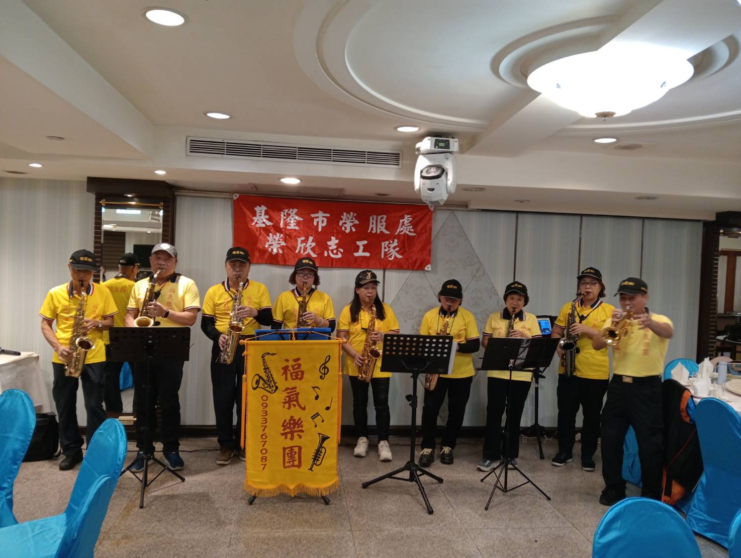 仁安區志工隊榮欣志工林進福先生(右1)所帶領的福氣樂團演奏表演