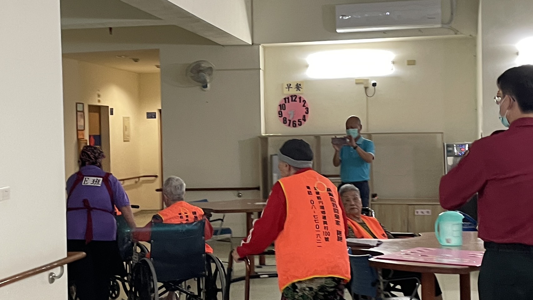 圖10:演練中,避難引導班人員協助住民緊急疏散。