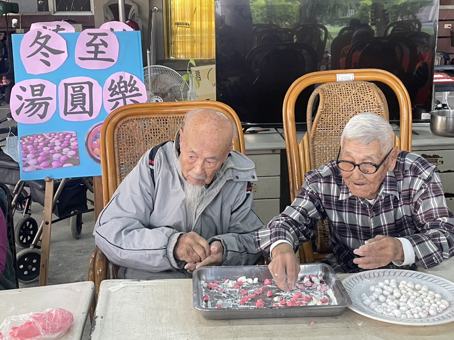 114年12月22日冬至暖湯圓屏東榮家陪長輩搓出家的味道