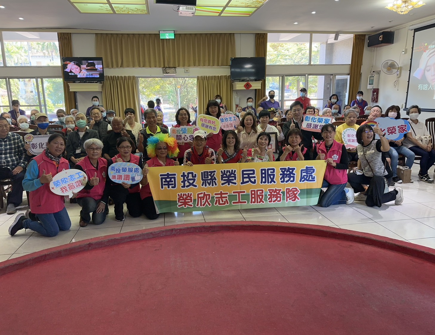 公益團體樂曲演出及南投榮欣志工熱舞表演 溫暖關懷彰化榮家長輩