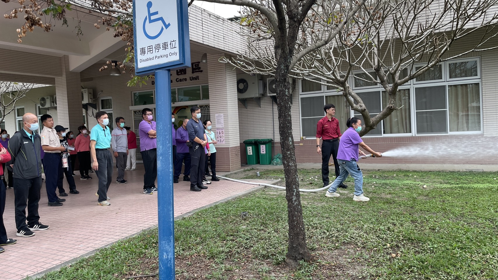 圖6:教官現場指導消防栓使用實際操作