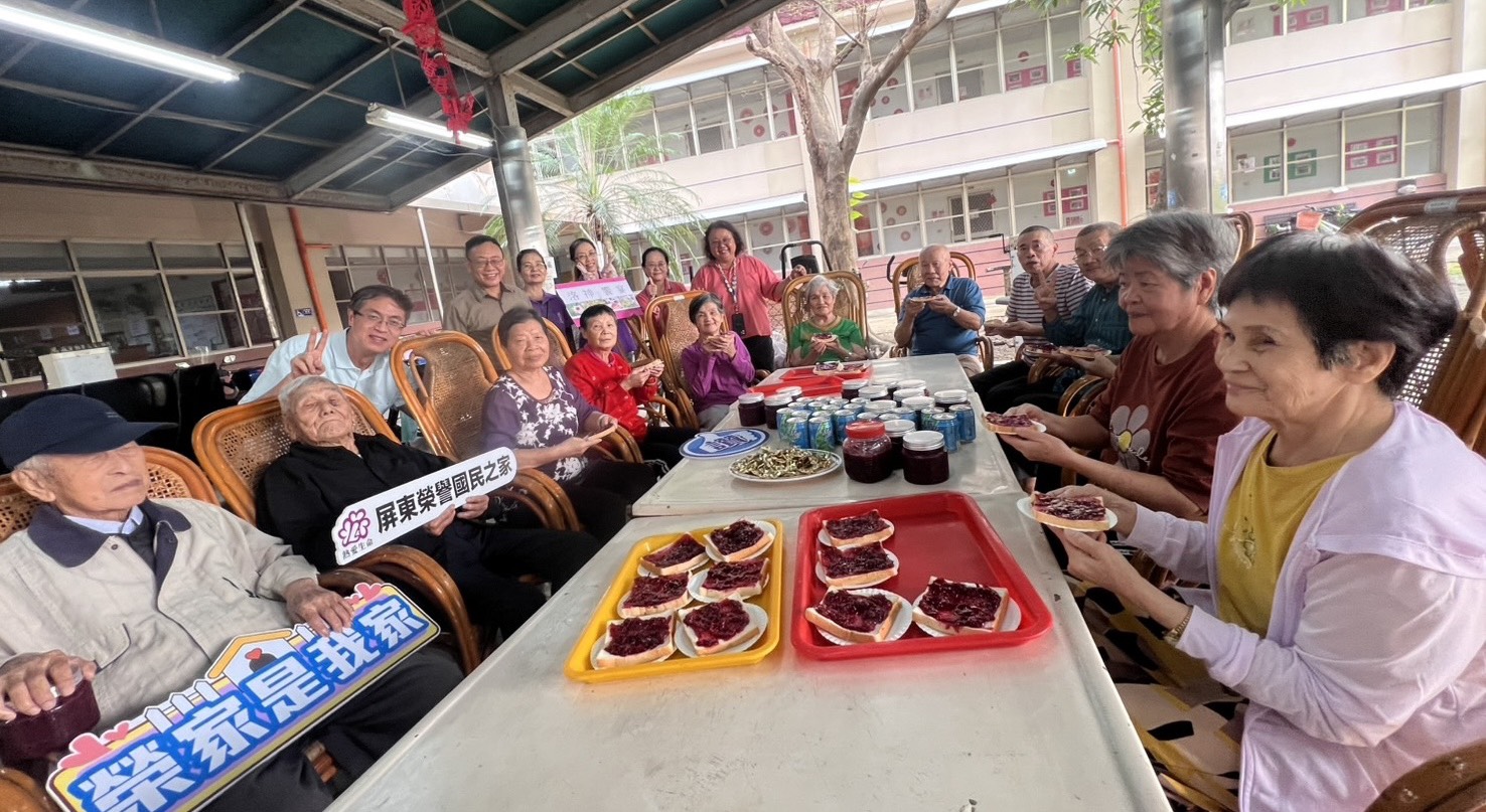 圖5 家主任李秦強(左3)與品嘗自製洛神果醬吐司長輩開心合影