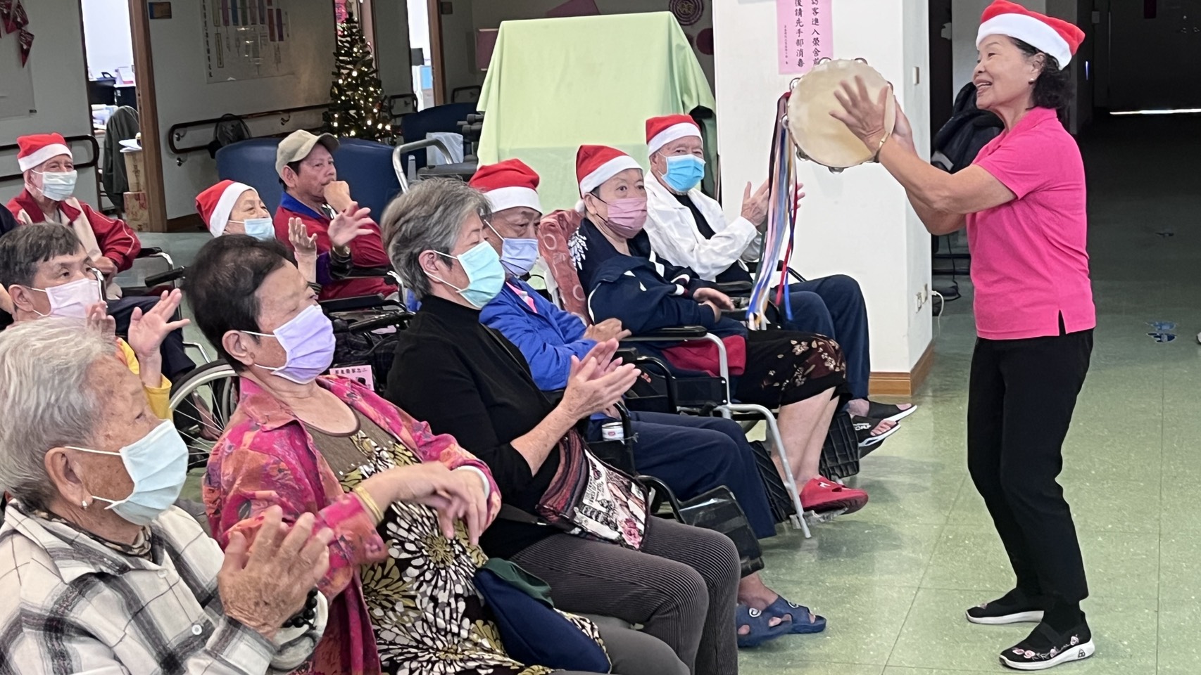 114年12月08日雙福基金會攜手志工走進屏東榮家，打造暖心又歡樂的聖誕敬老