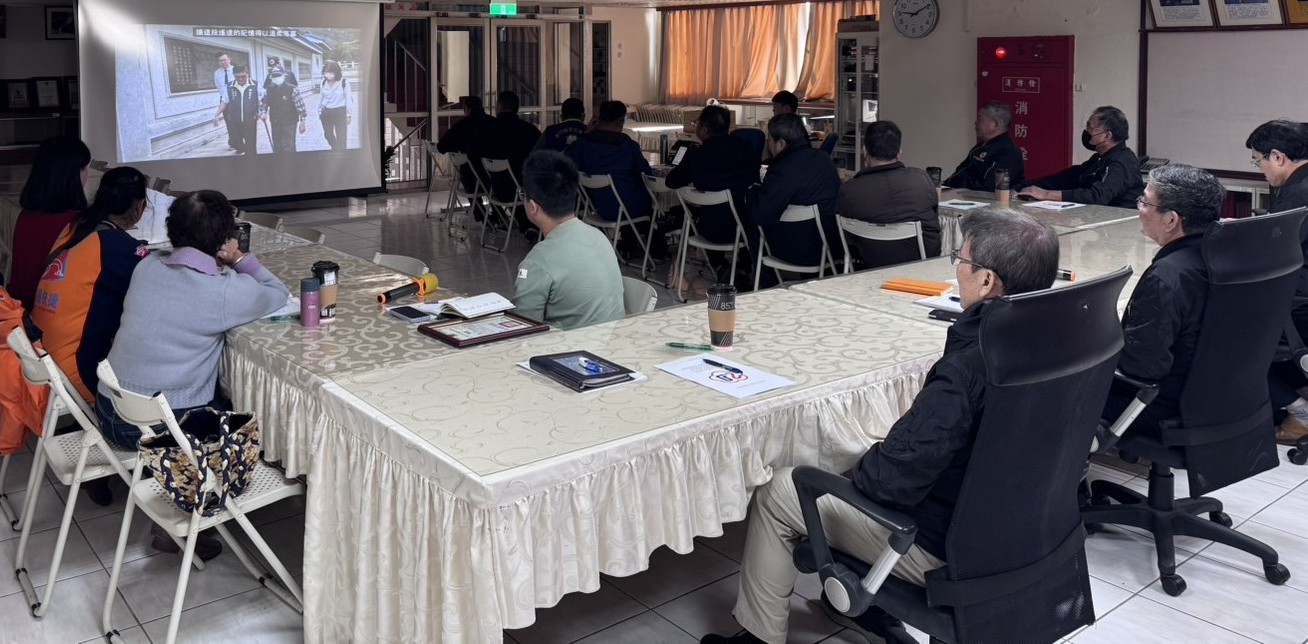 圖三劉信義處長及與會同仁、志工收視「榮服處的日常」影片