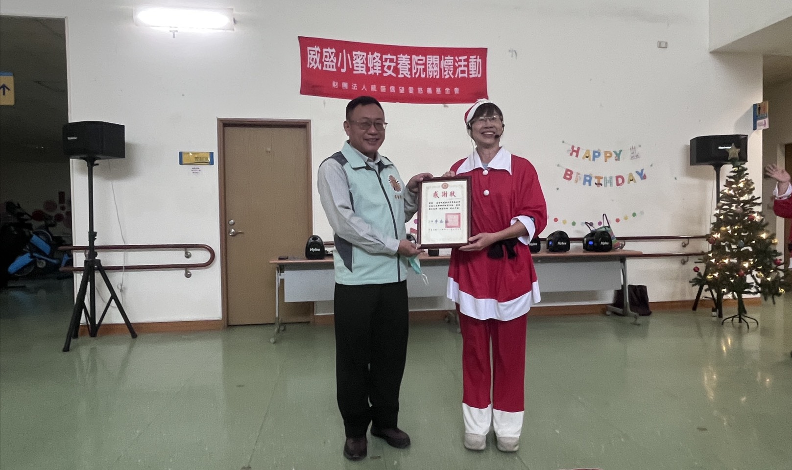 114年11月27日威盛信望愛基金會耶誕佳音到榮家