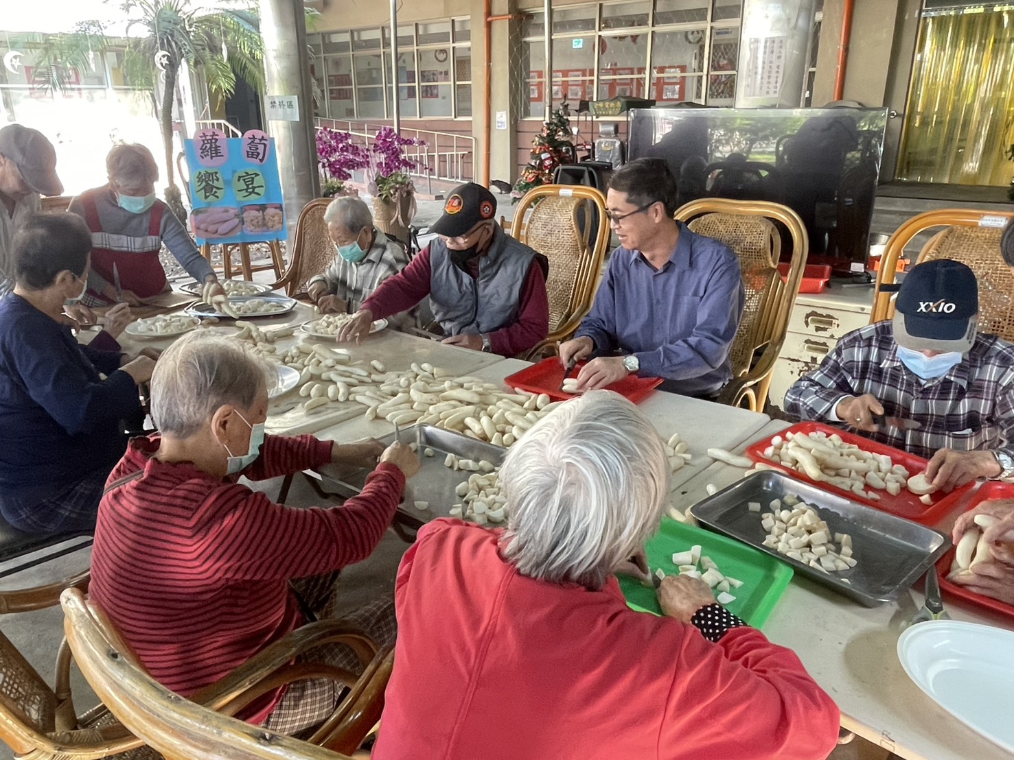圖2:家主任李秦強(前排右2)與長輩們專注整理白玉蘿蔔