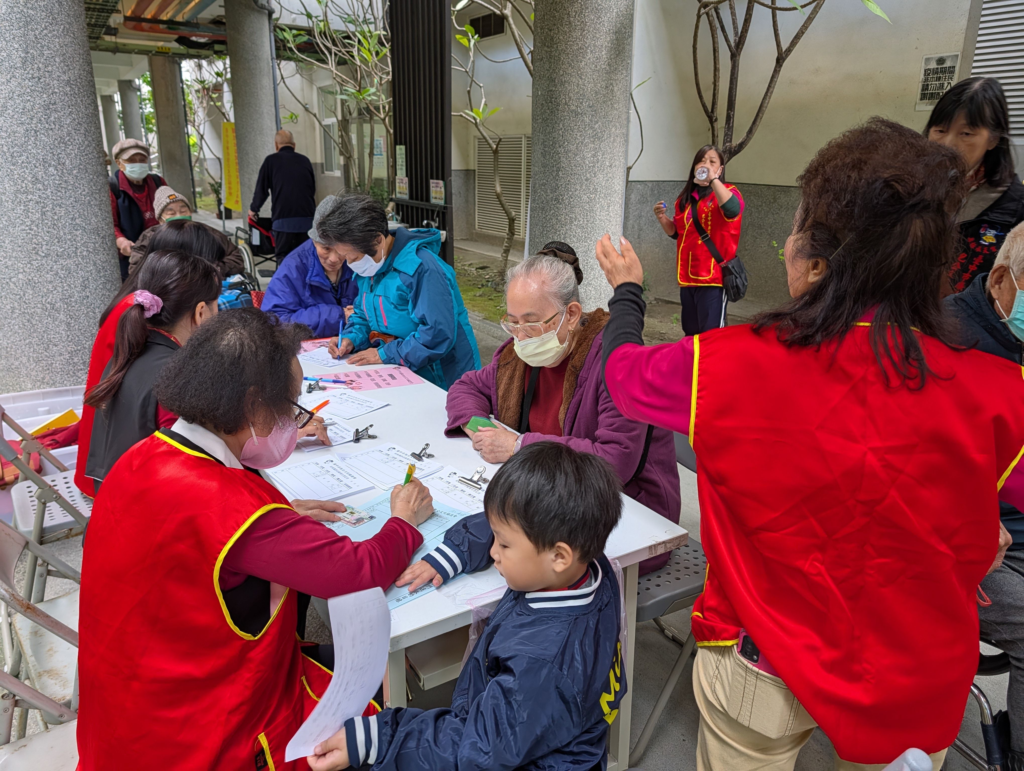 包公文化協進會傳愛板橋榮家 40位民俗專家義診暖身心照片5