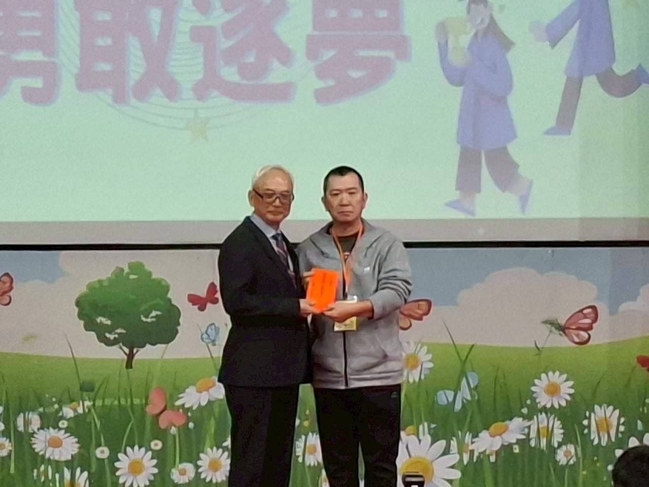 LINE_ALBUM_1141208基金會頒贈典禮_251208_3