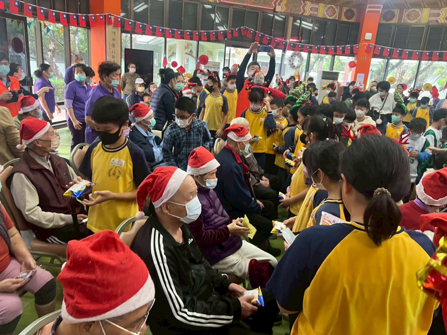 114.12.24 佳里榮家溫馨歡慶12月慶生會 攜手三股國小舉辦歡樂聖誕趴