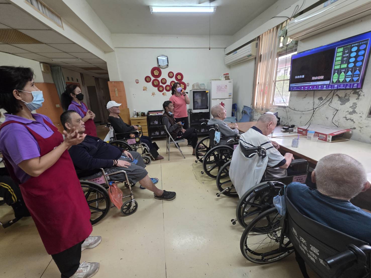 圖3:和平堂住民長輩與護理人員歡唱卡拉OK。