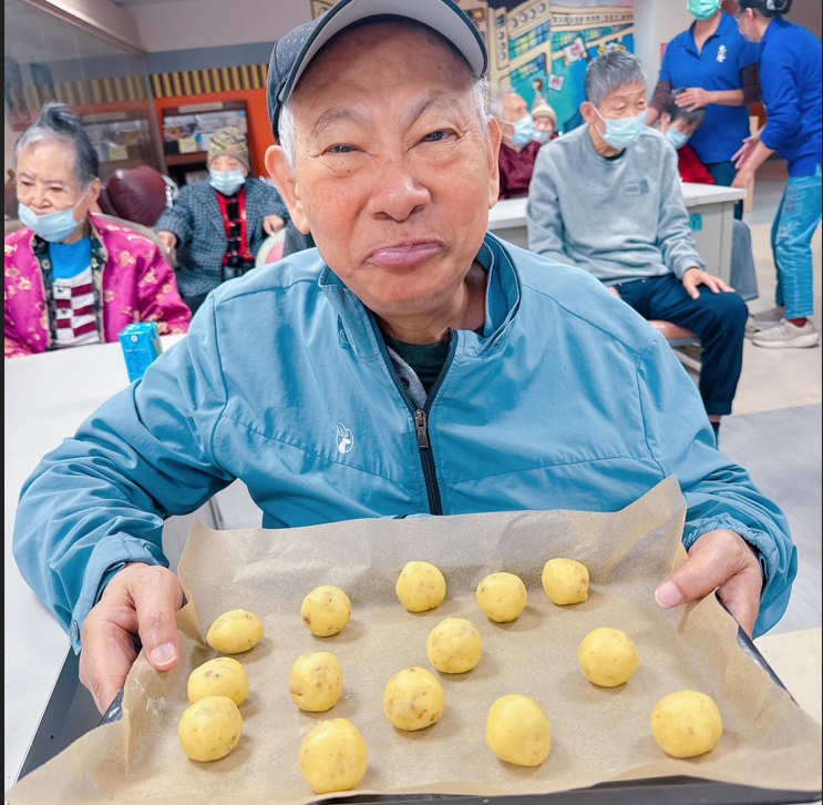 114.12.18 佳里榮家失智長輩手作核桃酥餅香滿室療癒人心
