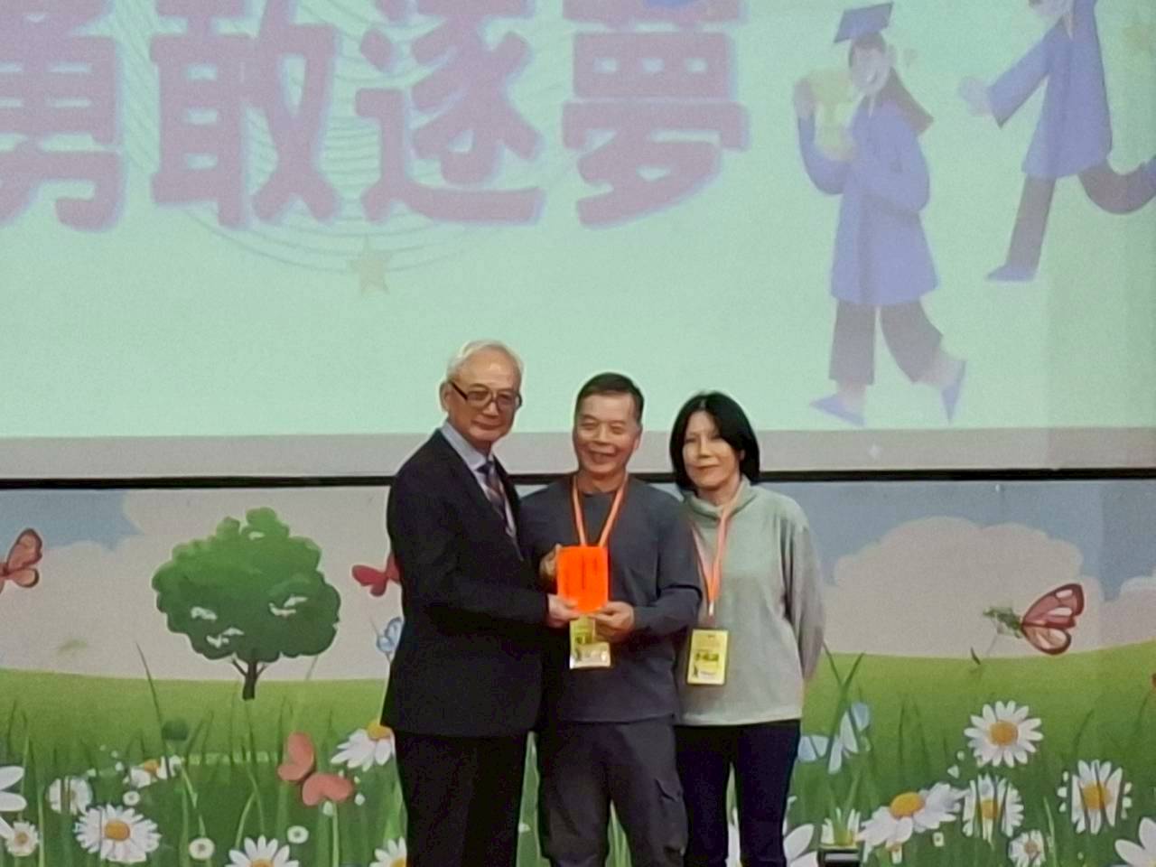 LINE_ALBUM_1141208基金會頒贈典禮_251208_2