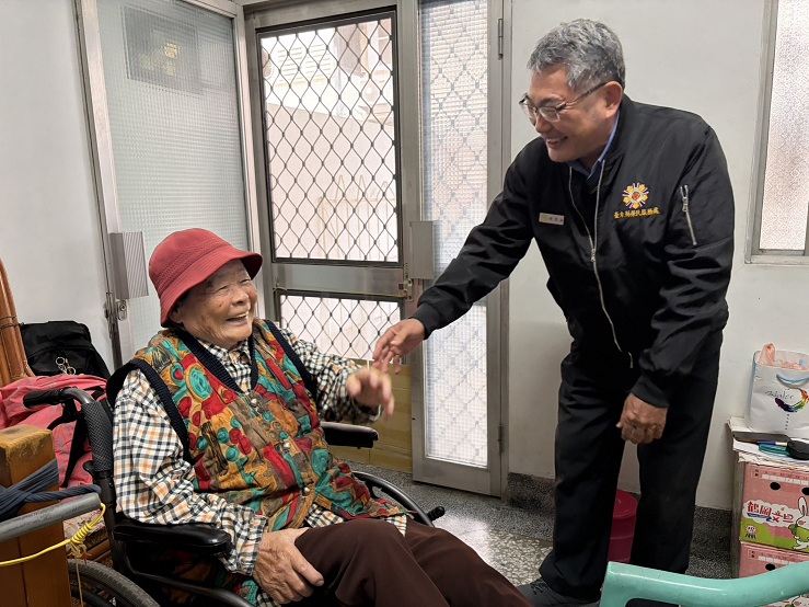 胡處長訪視謝女士關懷其生活起居