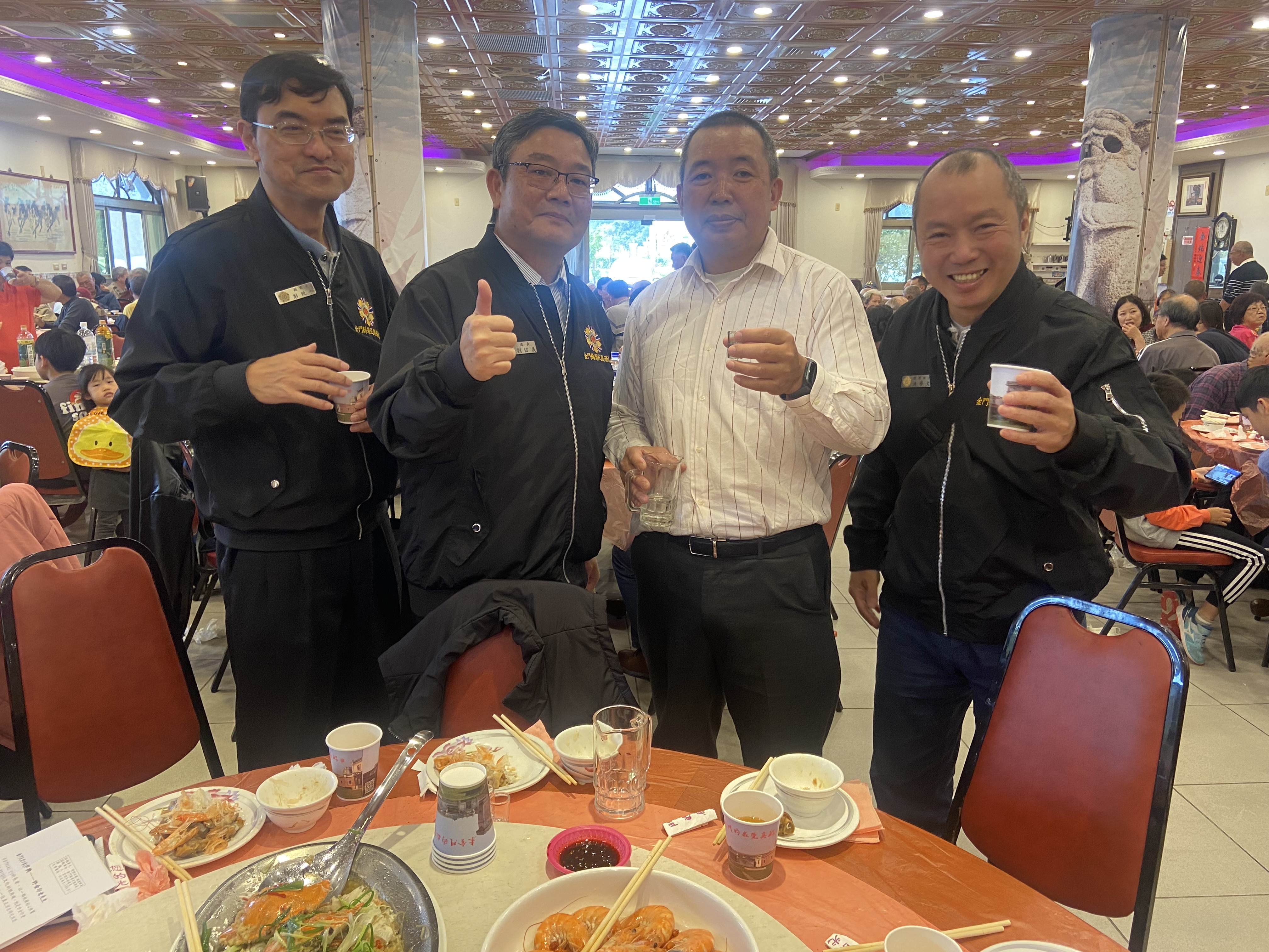 圖三劉信義處長(左2)、彭致和副處長(左1)與壽星許金印伯伯長子許然博(右2)感謝本處祝賀