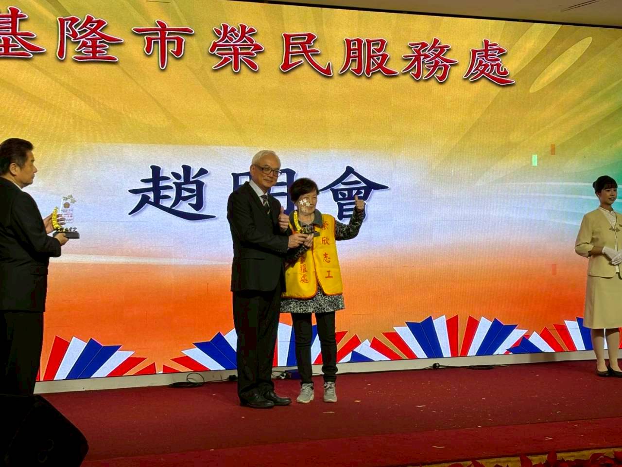 績優志工受贈代表趙明會女士