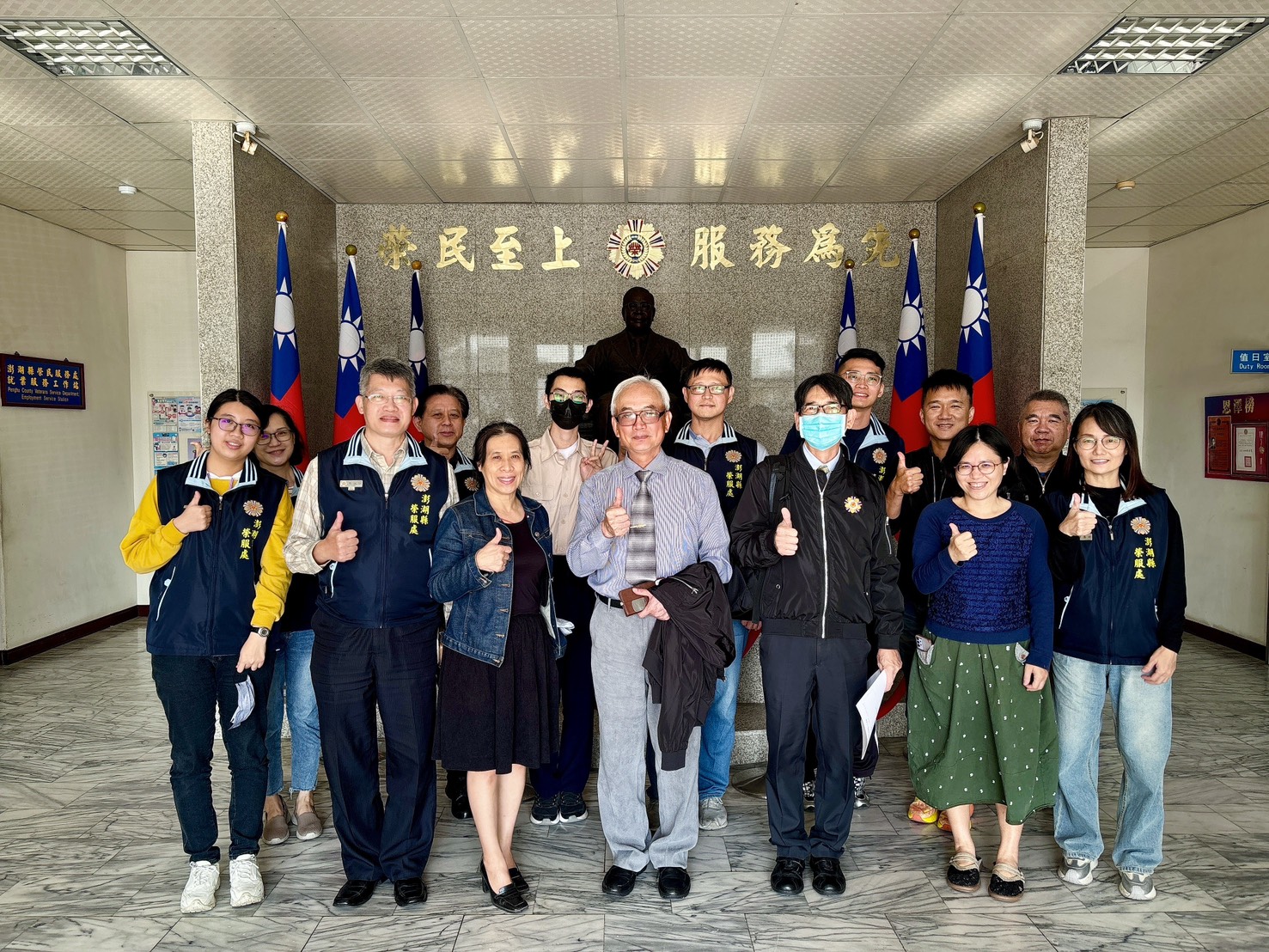 陳副主任委與榮服處員工大合照