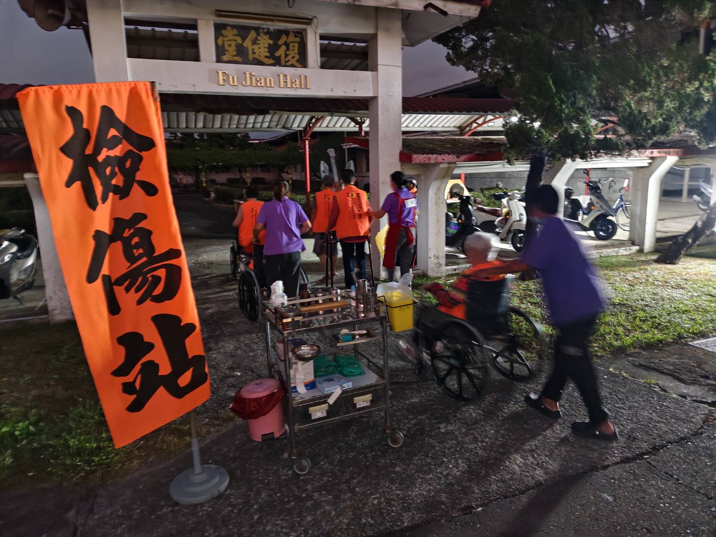 圖11:疏散集結開設簡易救護站,對撤離出的傷患進行檢傷處理。