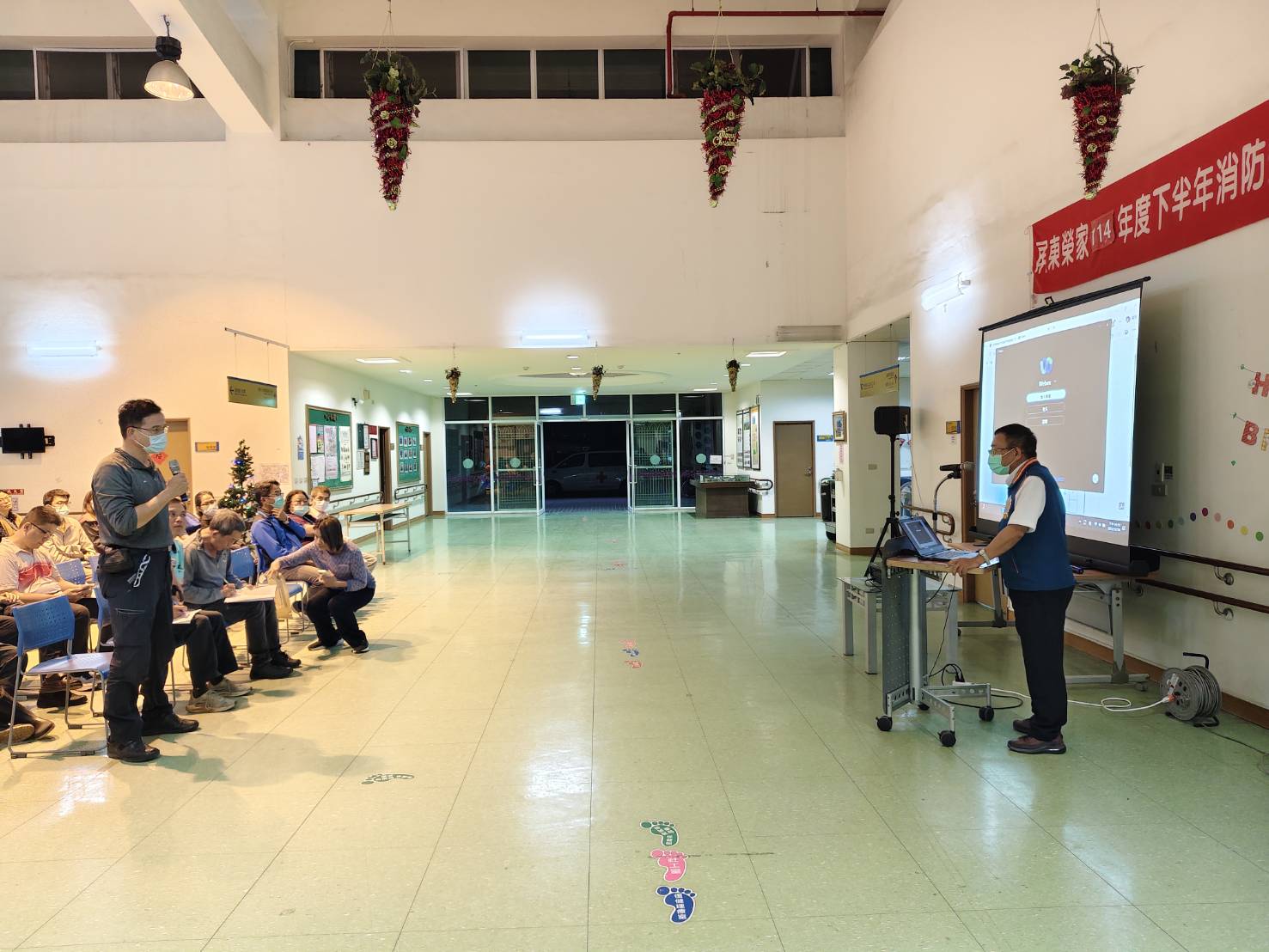 圖12:演練結束、所有參演及觀摩人針對演練過程提出檢討與建議。