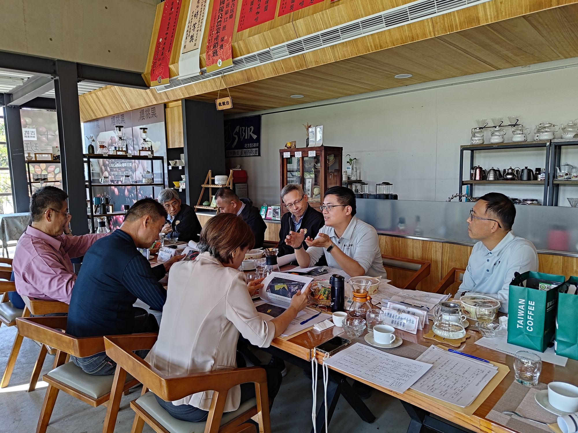 彰化農場胡發韜場長(右2)分享農場營運及經驗