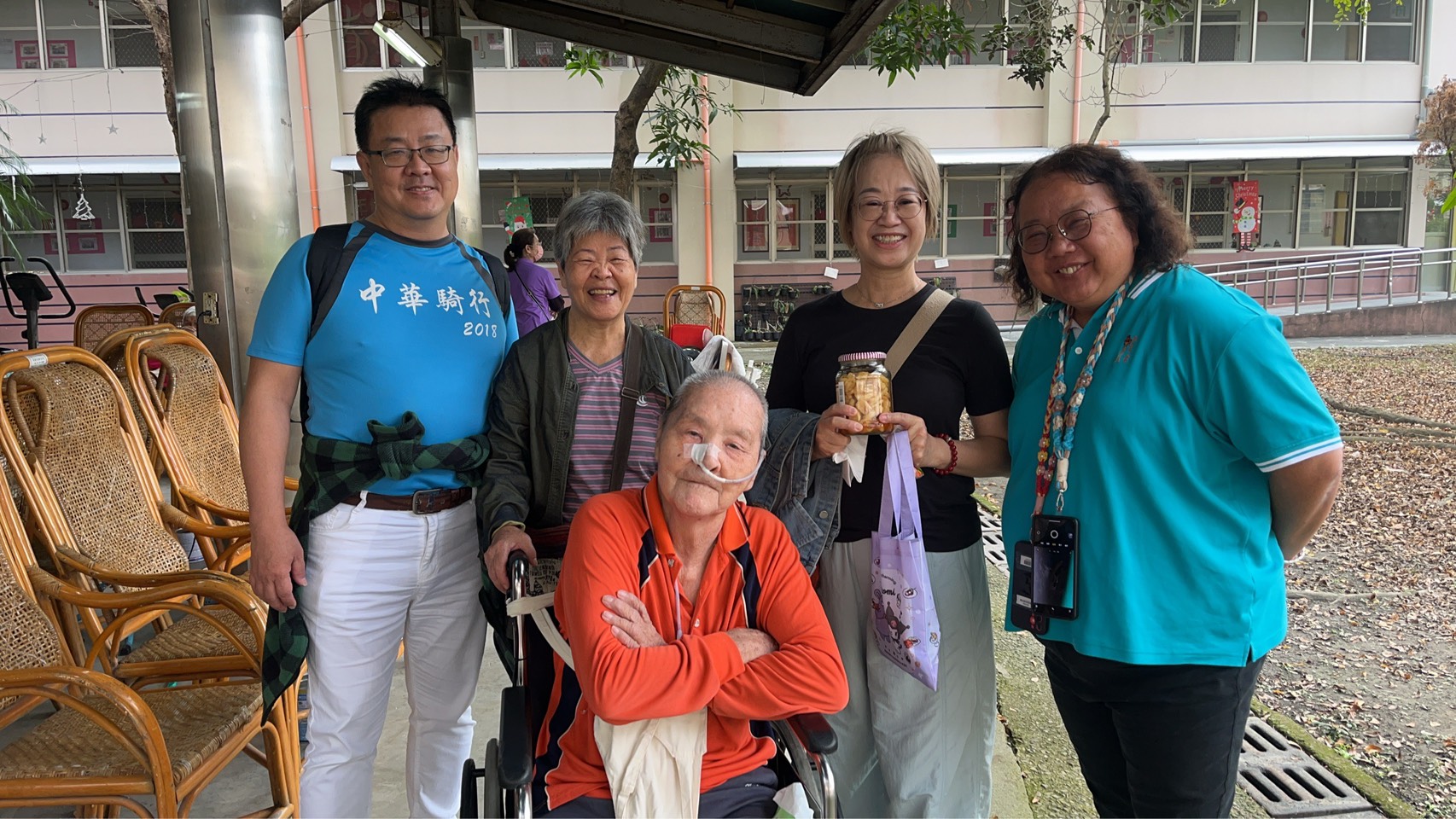 圖3:長輩贈送家屬自製醃蘿蔔並歡樂合影