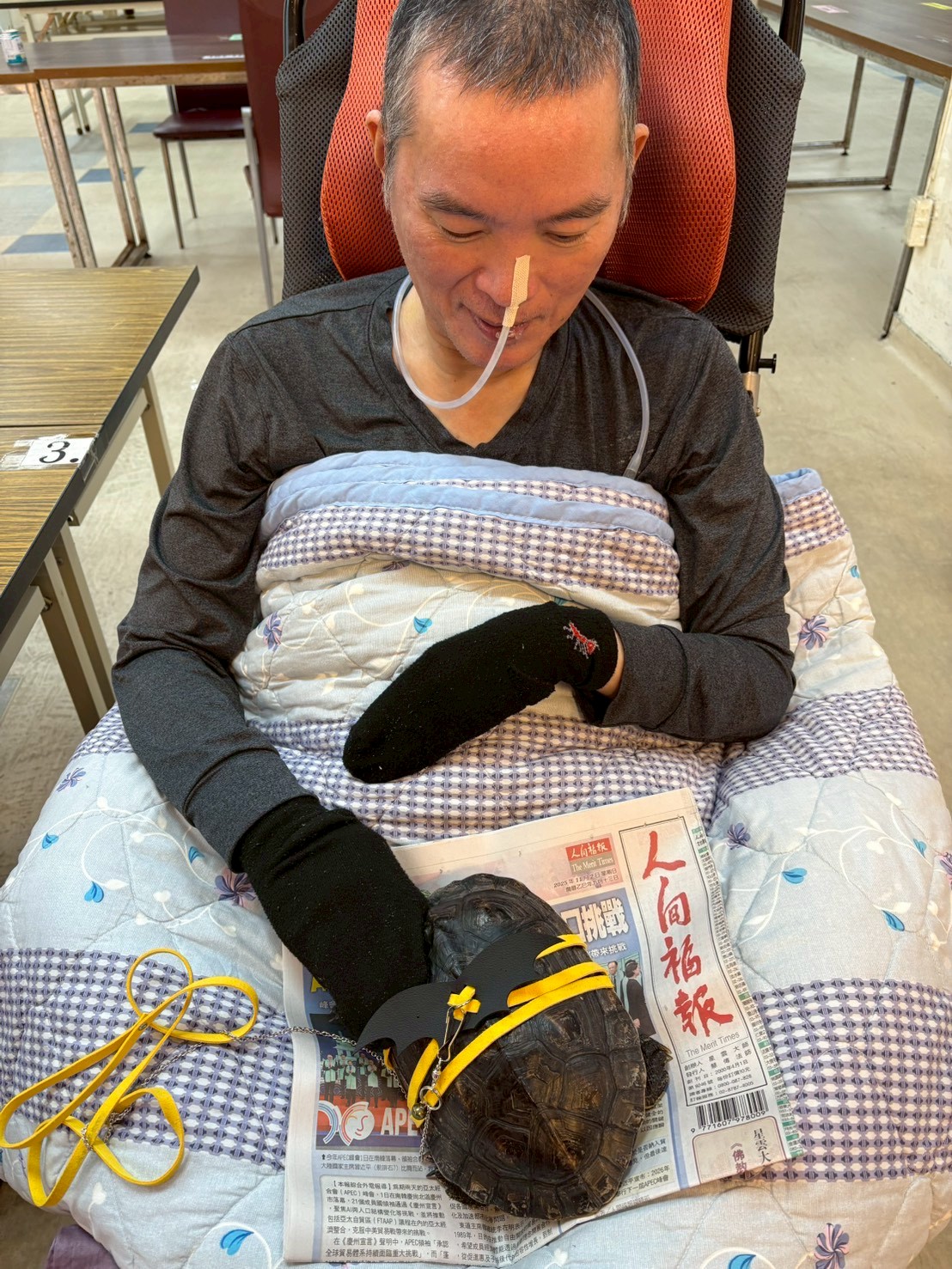 1141112照片3-住民觀察烏龜「小黃瓜」的動作