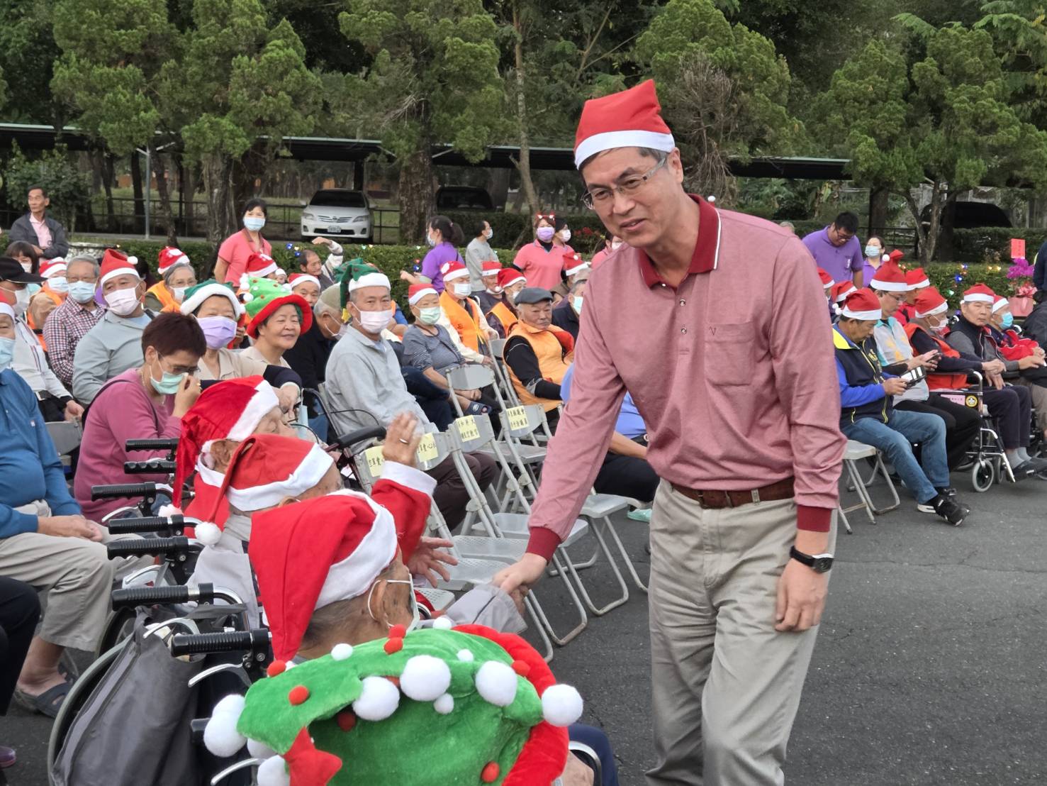 114年12月17日屏東榮家耶誕點燈溫馨登場 璀璨燈火照耀榮民長輩心田