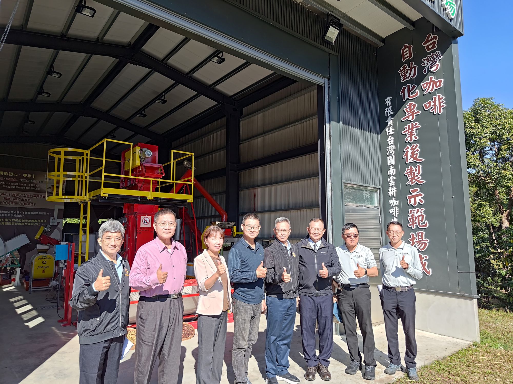 蘇文玄處長(右4)、臺東農場高場長(右3)、彰化農場胡場長(右2)、榮民賴謙旗(左4)