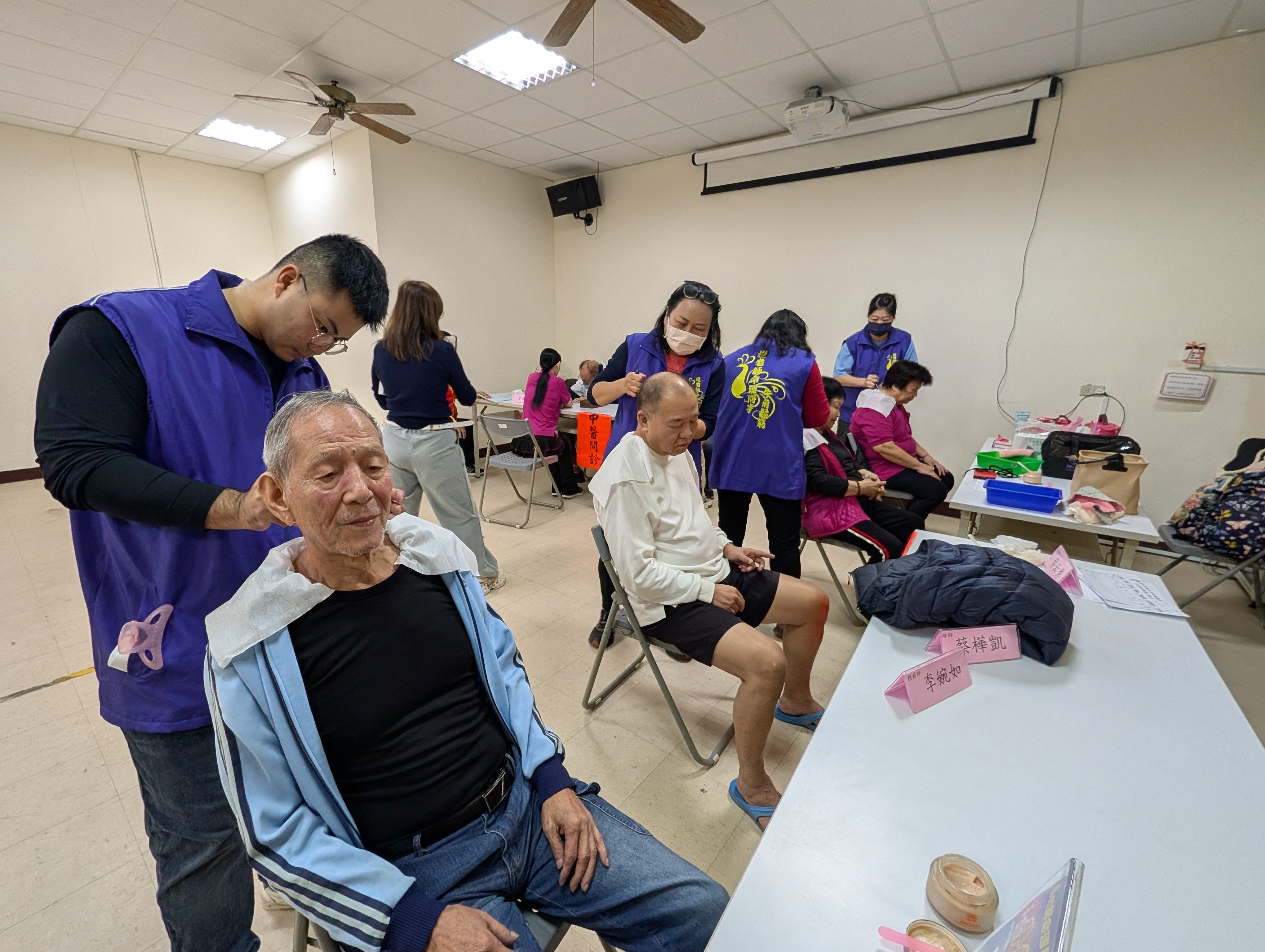 包公文化協進會傳愛板橋榮家 40位民俗專家義診暖身心照片8