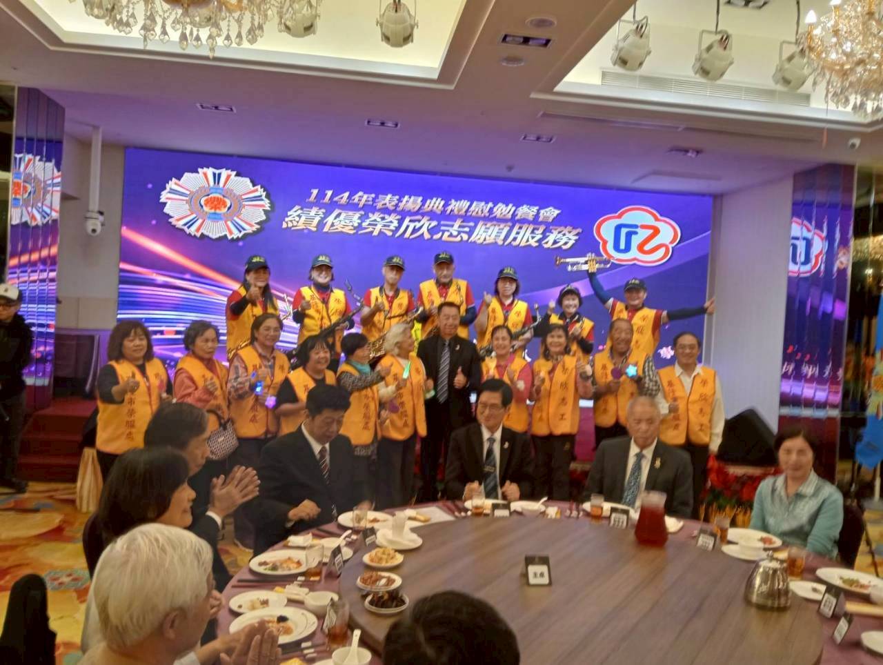 本處處長方正(立者左5)與榮欣志工與福氣樂團共同表演後合影