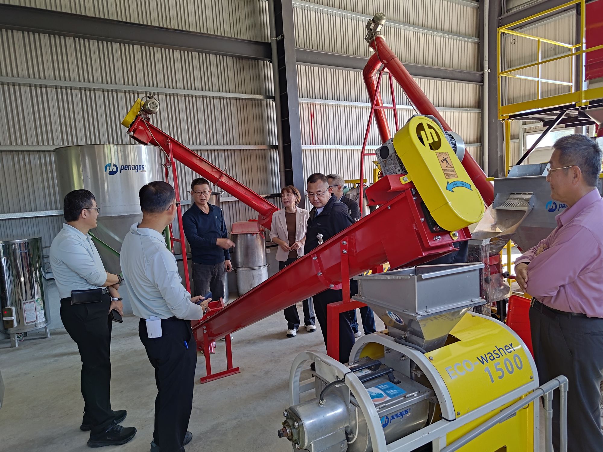 與會人員參觀一貫化自動化咖啡後製處理示範場域