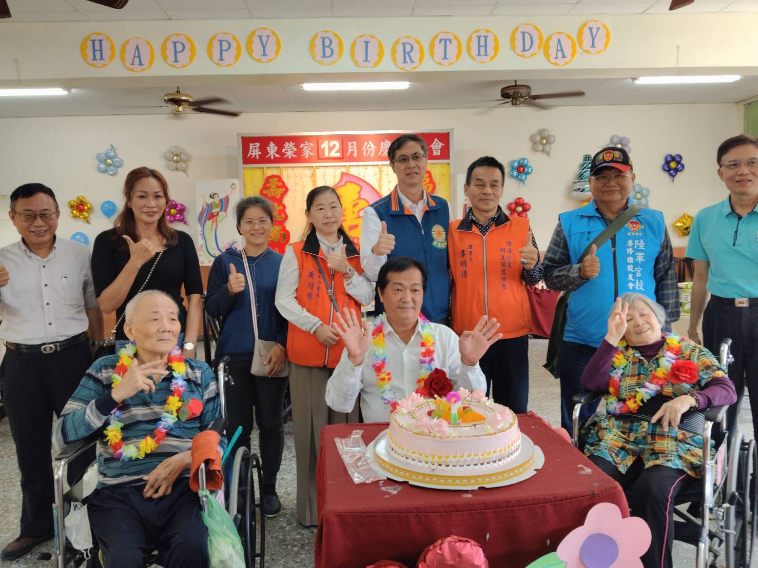 圖2家主任李秦強(圖中)及來賓與壽星們一同合影。