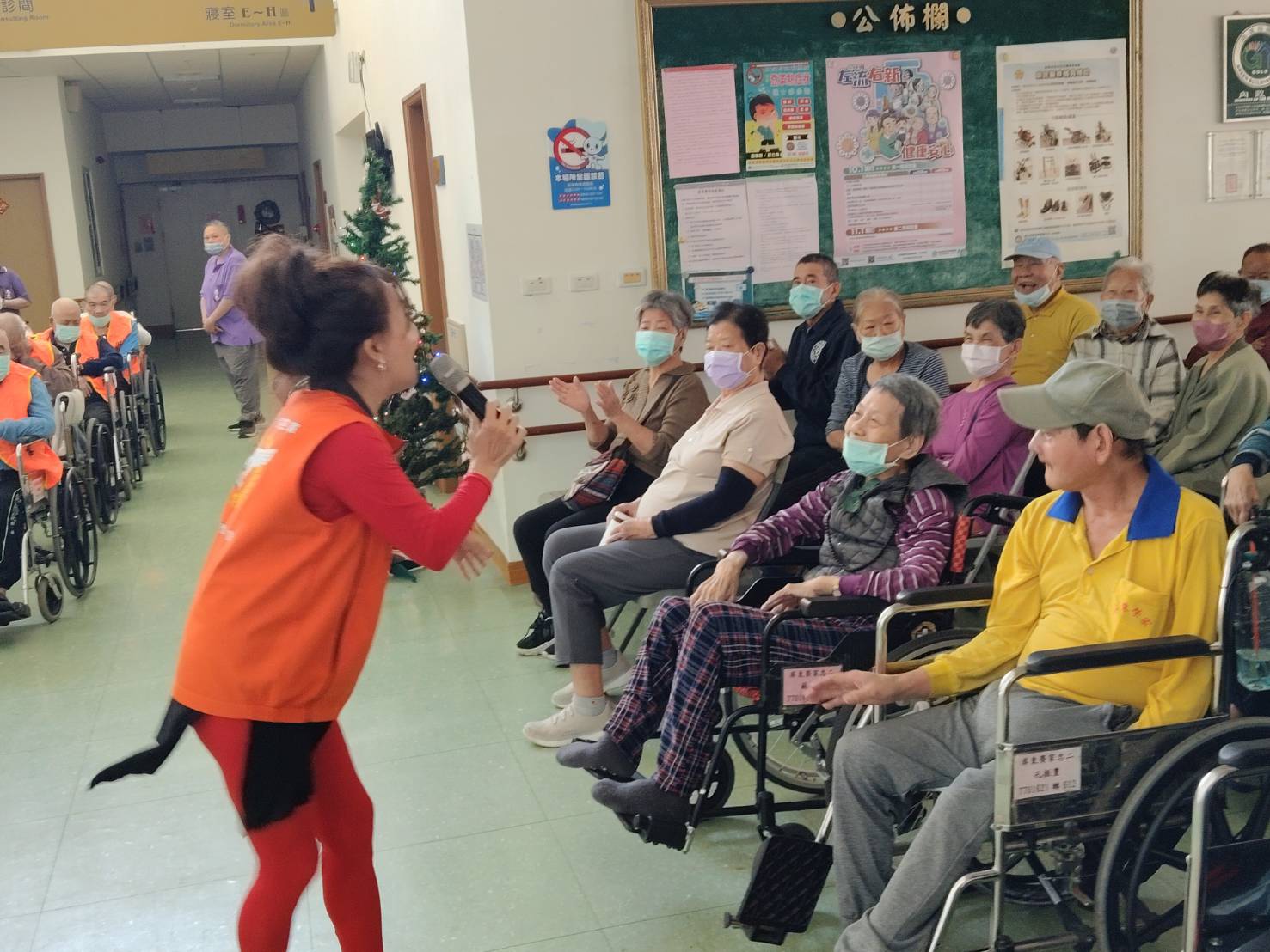 114年12月18日陸海空軍相互關懷協會關懷屏東榮家　捐贈物資並以歌聲傳遞溫情