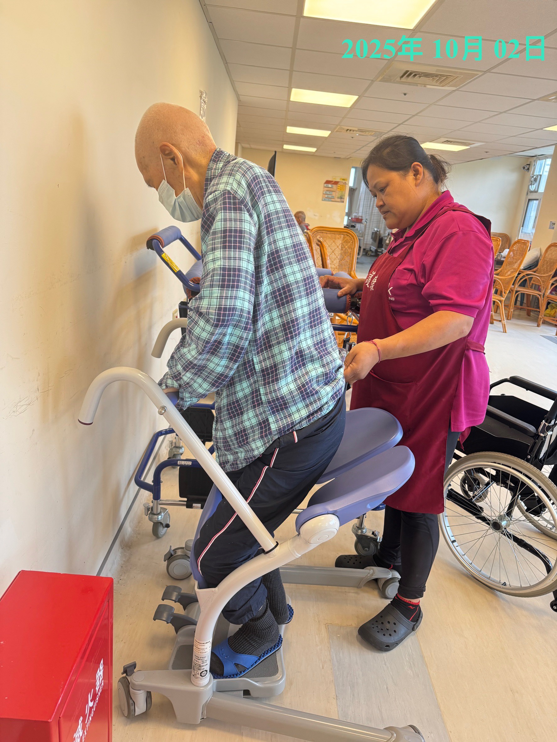 1141104 照片1-吳伯伯入住板橋榮民之家,雙腿難以支撐體重。