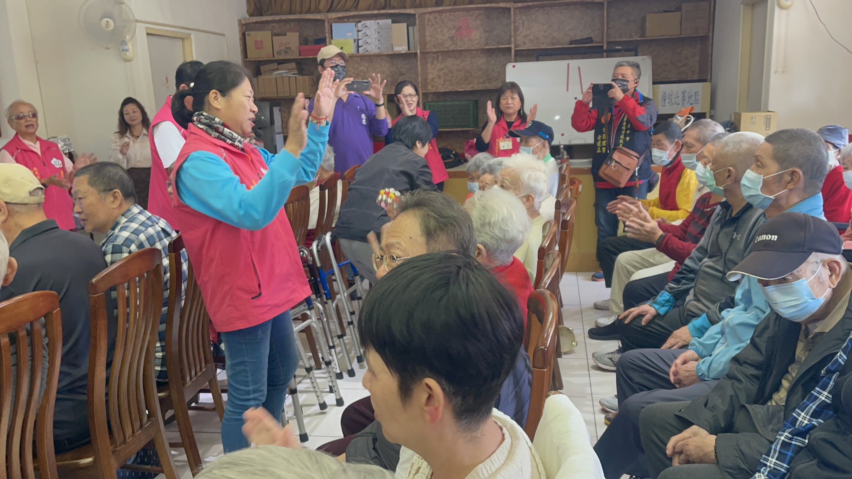 公益團體樂曲演出及南投榮欣志工熱舞表演 溫暖關懷彰化榮家長輩