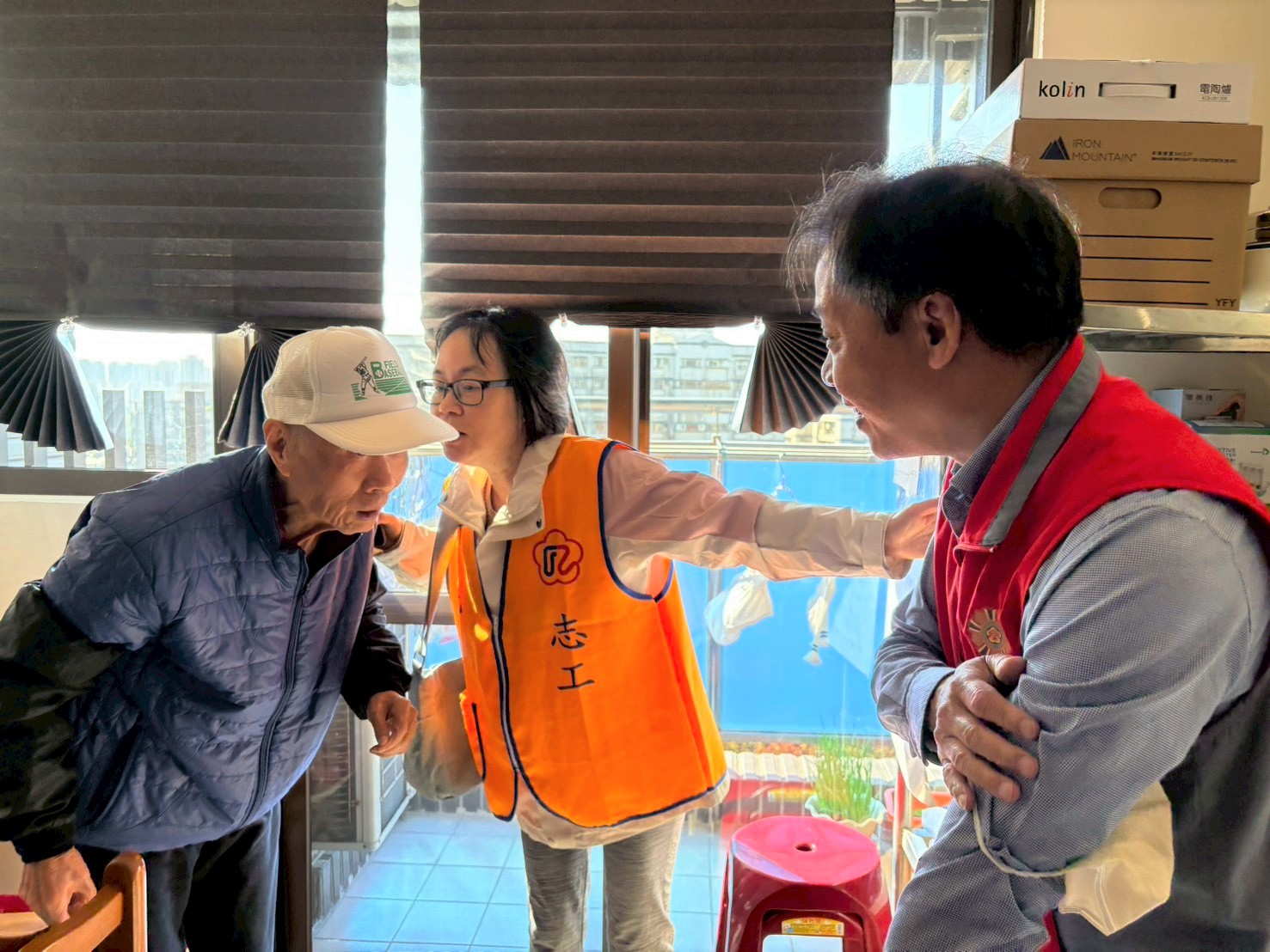 因張爺爺(左)有輕度聽障,新北市榮服處榮欣志工於訪視過程中耐心傾聽需求、細心關懷,展現貼心服務的溫暖行動。