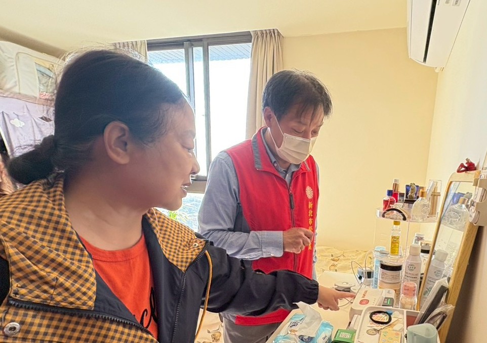 陳組長(右)陪同陳阿姨實地操作輔導會遠距緊急救援系統,確認設備運作正常,提升居家安全。