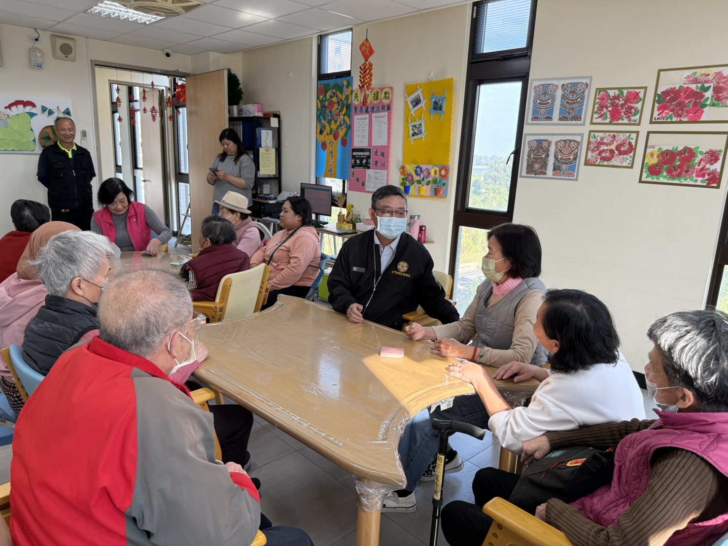 圖六劉信義處長(中)關懷機構榮民提醒其注意保暖