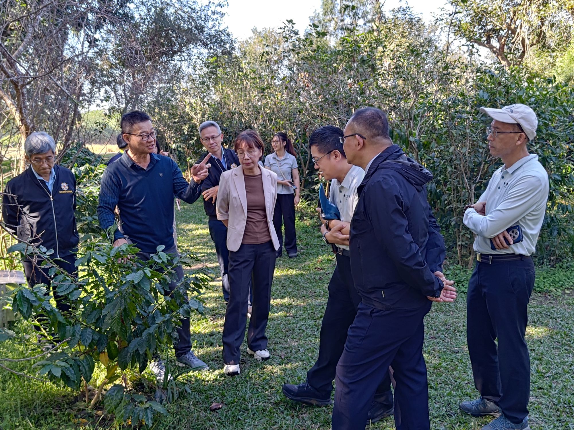 與會人員參觀櫻桃果古坑咖啡莊園,榮民賴謙旗(左2)導覽園區
