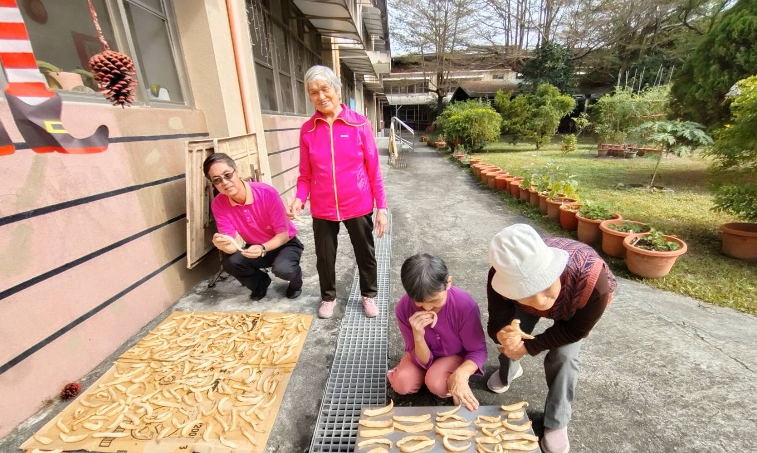 圖4:家主任李秦強(左1)與長輩聞著蘿蔔香味合影