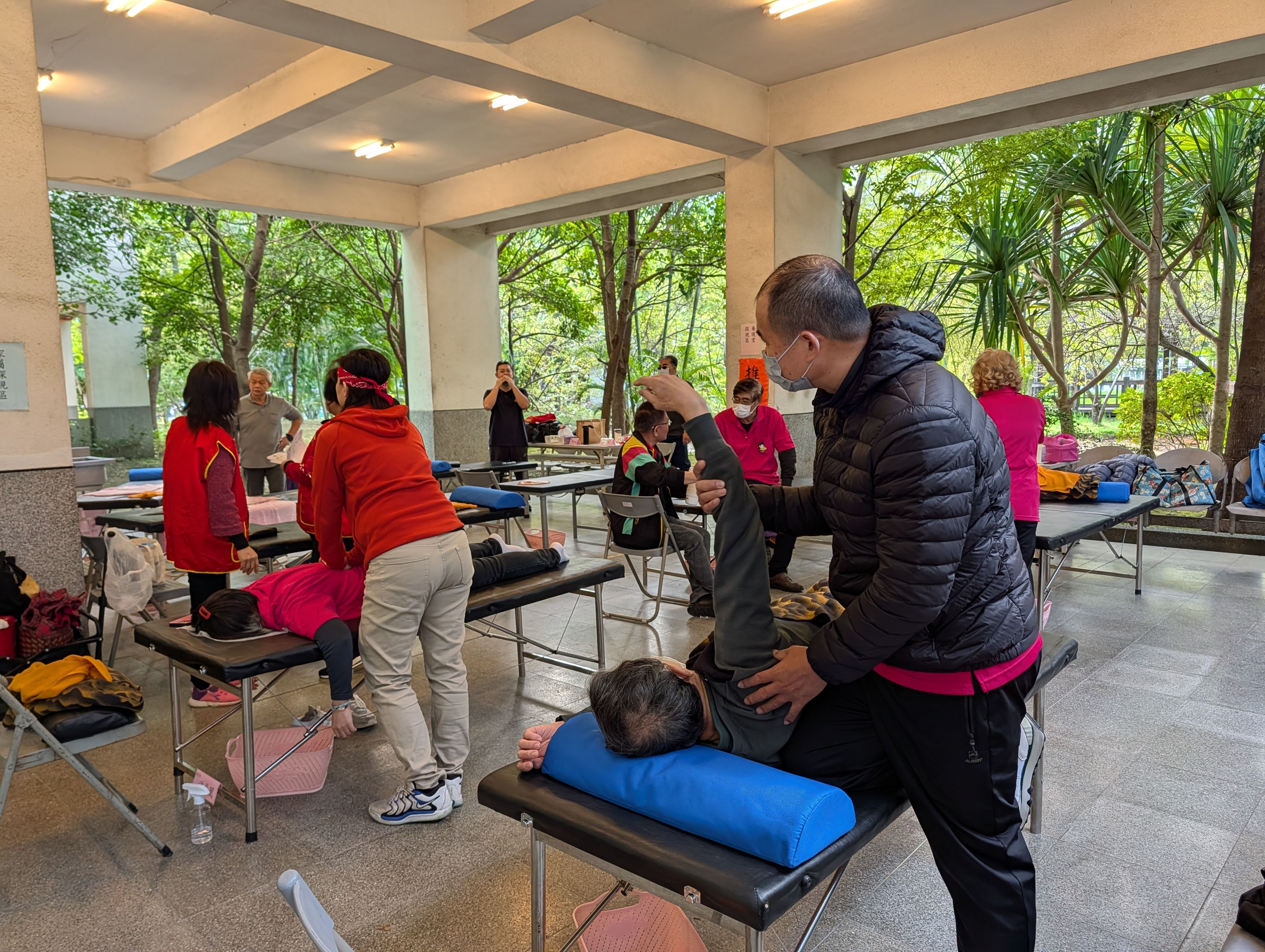 包公文化協進會傳愛板橋榮家 40位民俗專家義診暖身心照片2