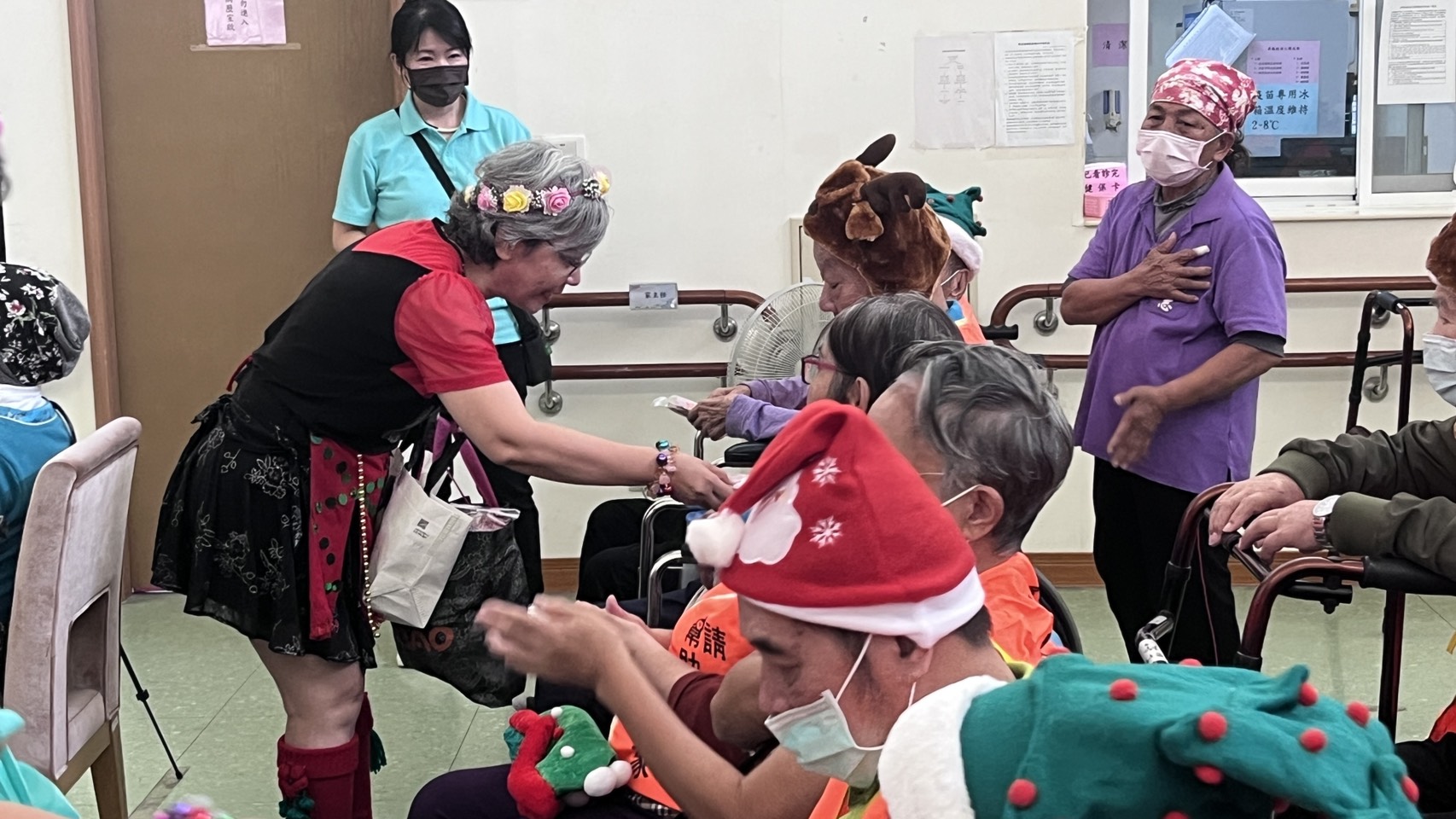 圖3:活動最後基金會致贈長輩們小禮物