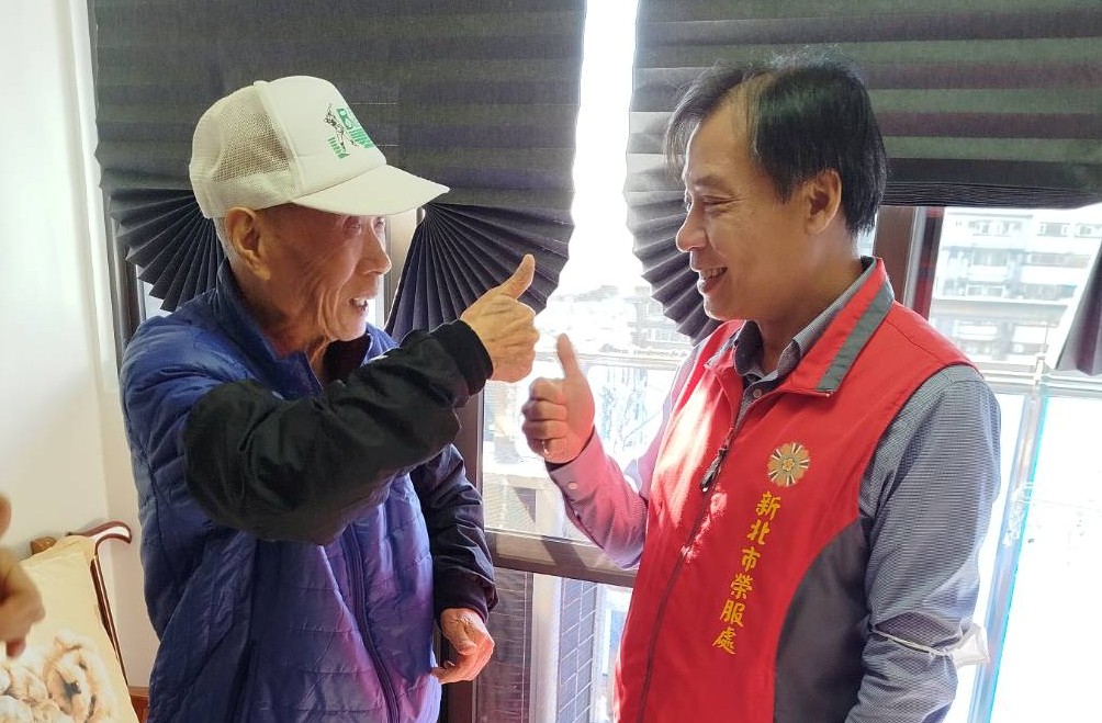 陳組長(右)前往張爺爺家中關心其出院返家後的生活與健康情形,張爺爺對榮服處的用心服務頻頻表示肯定與感謝。