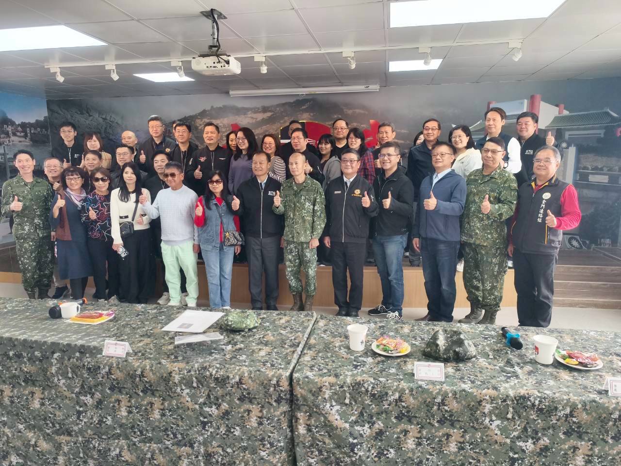 圖一劉信義處長(右前5)與欣桃房茂宏董事長(右前7)、黃先任指揮官(右前6)於鑑潭山莊合影