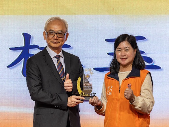 圖四陳進廣副主任委員(左)頒發林玉寶隊長(右)績優榮欣志工獎項