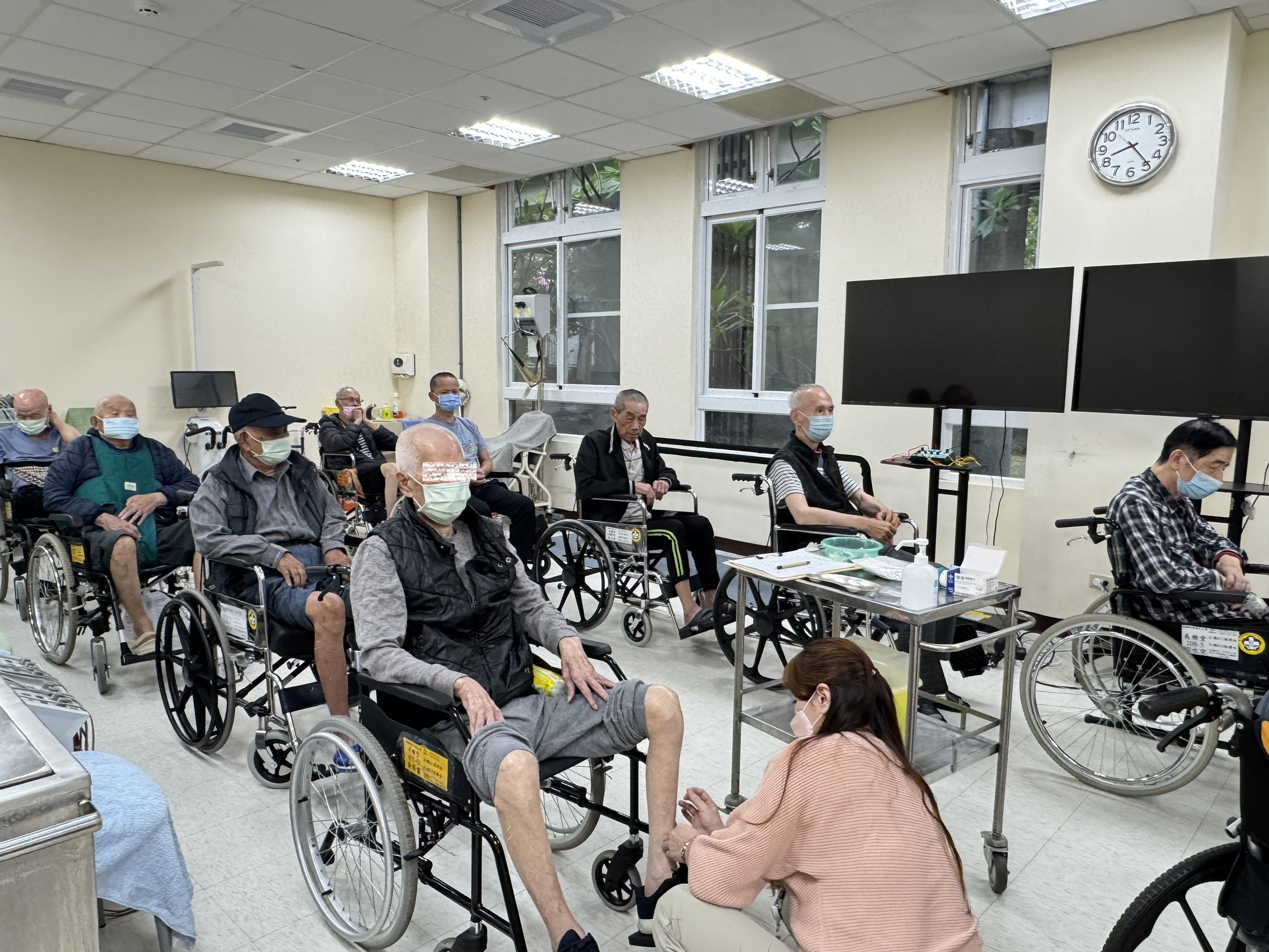 1141104 照片4-彭溫雅中醫師替吳伯伯針灸治療。